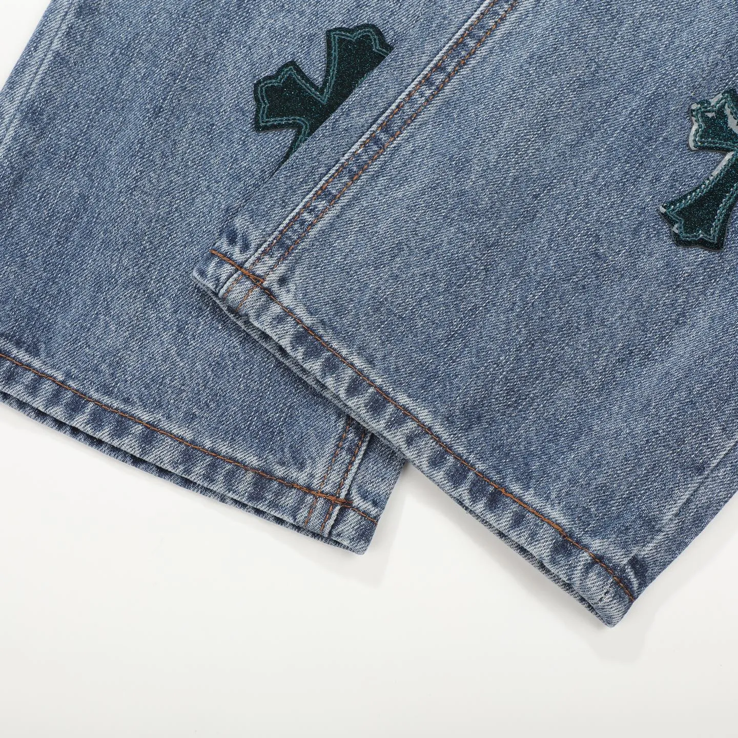 P280 Chromehearts washed blue ripped starry sky leather jeans adopt starry sky theme leather elements, mostly presented in the shape of a cross, with glitter on the leather surface. Unique design, simple and elegant details, exquisite workmanship, the entire trousers are neatly routed, and the details are in place! Ceiling-level jeans, a pair that is hard to find at the counter. About Zangyin, this is an extremely luxurious fashion brand that can also be called the aristocrat of the high street. It has always been an exclusive brand for some hipsters or the rich second generation. It is more luxurious and noble than ordinary high streets. It is more fashionable and individual than luxury brands. Top heavy industry fashion design has always been created in high street luxury style. Speaking of this style, Zangyin family and GU family are definitely the leading representative brands, especially the Zangyin family's creation of high street style. It has really achieved a state-of-the-art effect. The color system of this model is made of unique washed materials. It is already quite eye-catching. It is decorated with pink patchwork cross flowers, which cleverly highlights the charm of the brand. Secondly, this model adopts a classic high-waist cutting design, which highlights the long legs and fashionable temperament of the upper body. The brand is highly recognizable and the slim-fitting configuration is more suitable for daily wear. Personality, fashion, and specification interpretation are all at a glance. Needless to say, materials and craftsmanship. As an excellent craftsman brand, Zangyin’s requirements for details and craftsmanship are really perfect. The washed color of this model has gone through a lot of processes, not to mention the embellishment of the denim appliqués. It is also purely hand-made and sewn. Just like what they believe in, only hand-made things have soul and have the meaning of wearing. A top-notch heavy-duty fashionable denim item. Recommended by both hands. Size: 28/30/32/34/36 Waist: 73/78/83/88/93 Knee: 52/53.5/55/56.5/58 Pants length: 100/102/104/106/108